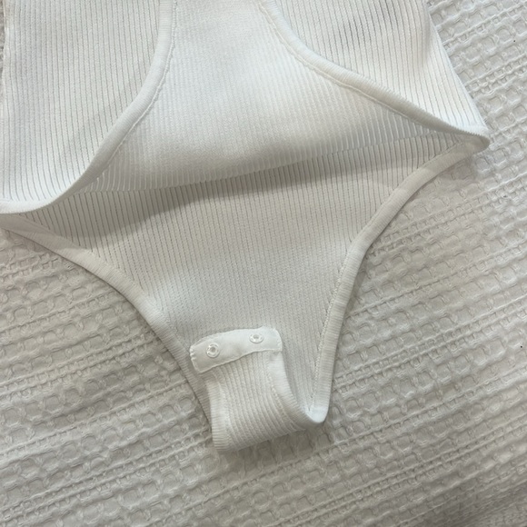 Women’s white bodysuit! XS! NWOT 💌🎀 - Picture 4 of 6
